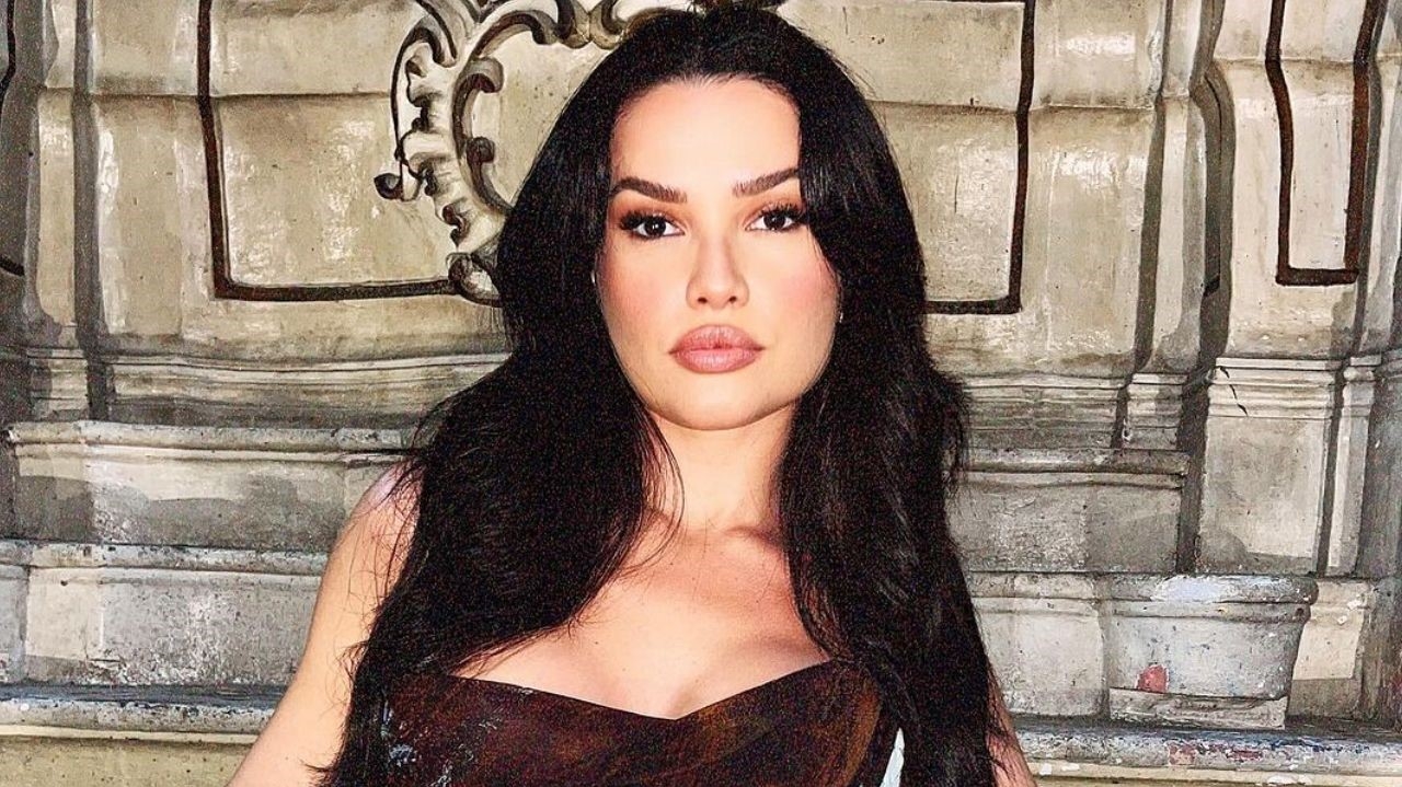 Juliette comparece a casamento de amiga com look idêntico ao da cantora Zendaya