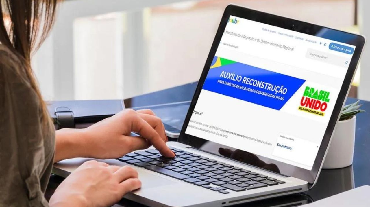 Auxílio Reconstrução: famílias gaúchas recebem benefício após cadastramento de dados
