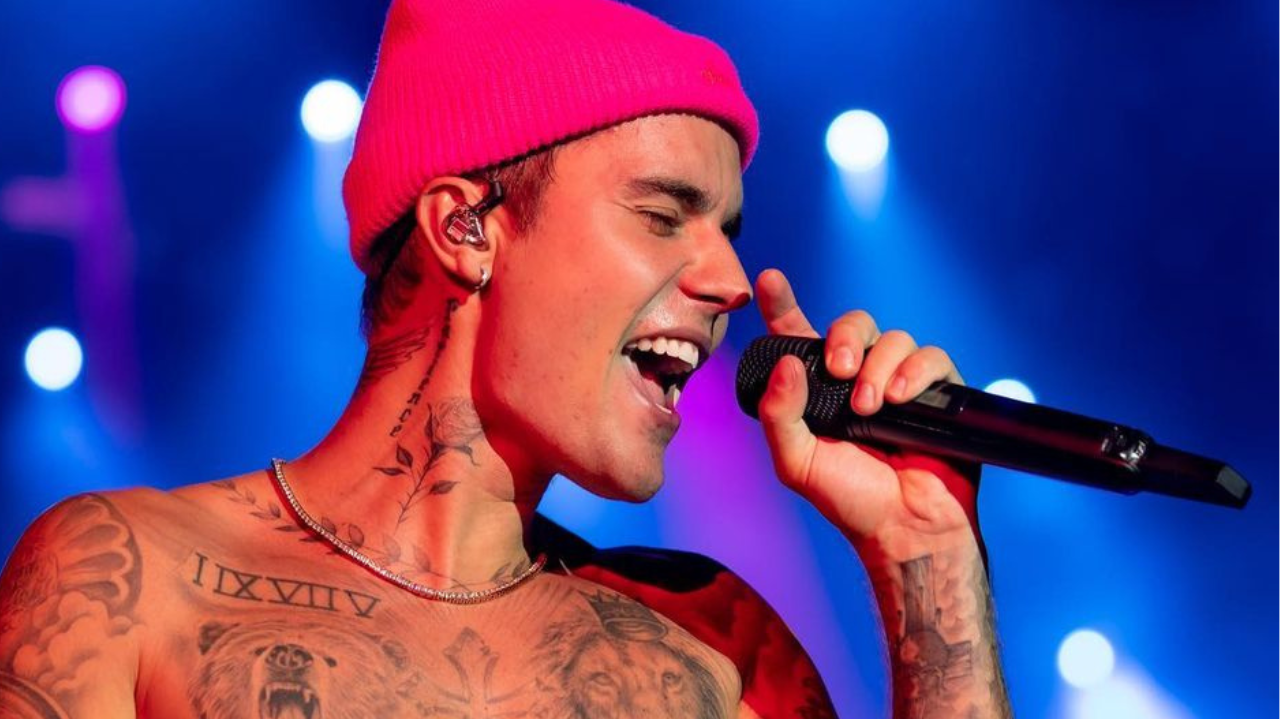 Hailey e Justin Bieber são vistos em momento afetivo nas ruas de Tóquio