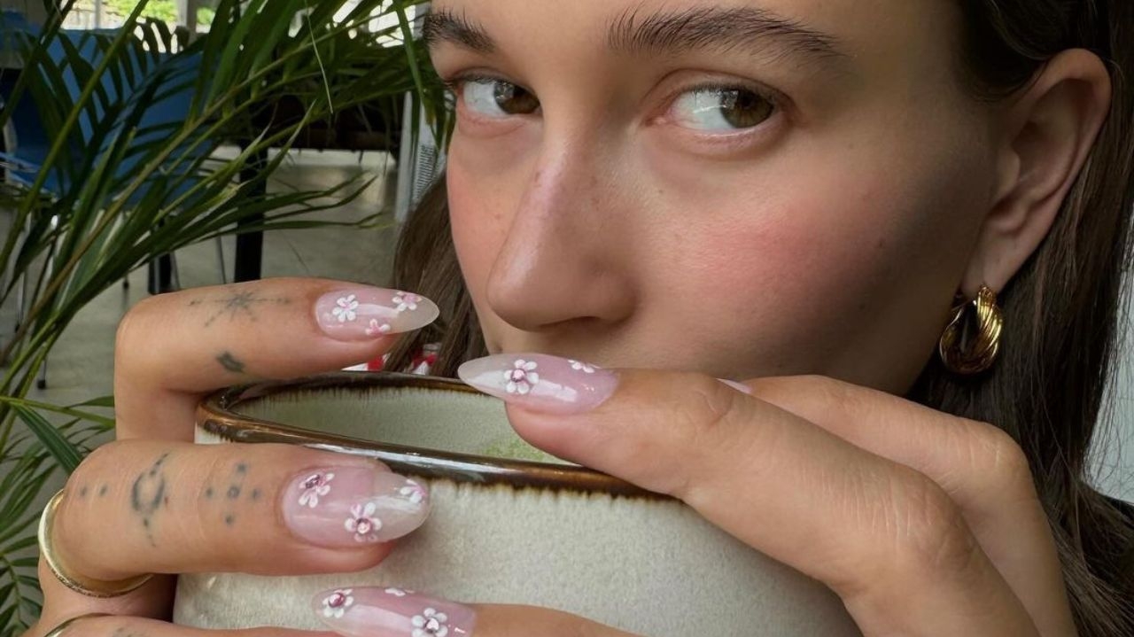 Hailey Bieber usa unhas que aparentam ser muito mais que uma tendência de beleza