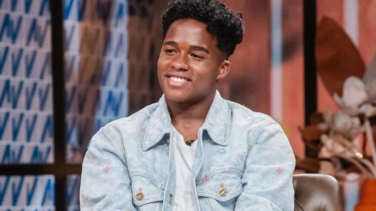 Endrick faz festa de despedida e posa ao lado da mãe e da namorada