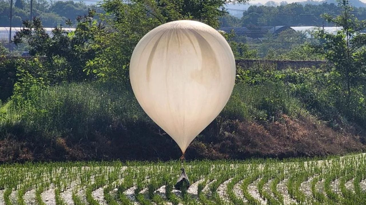 Coreia do Norte lança balões com “lixo e fezes” na Coreia do Sul