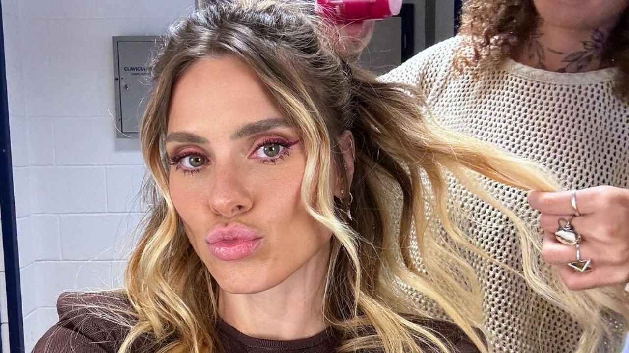 Carolina Dieckmann deslumbra com vestido de tricô de R$ 3 mil