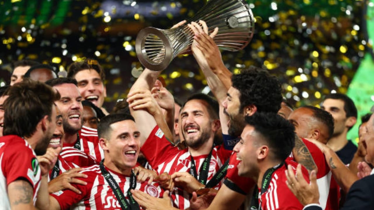 Olympiacos vence a Fiorentina na prorrogação e é campeão da Liga Conferência