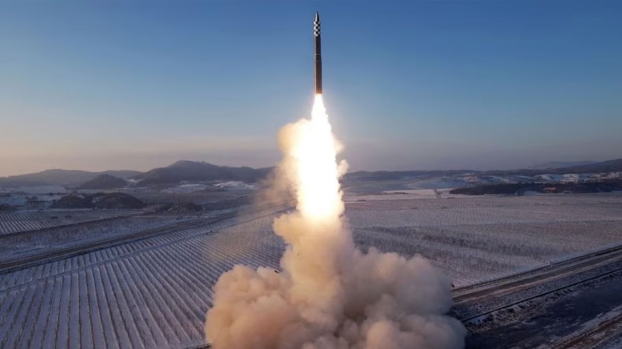 Coreia do Norte dispara míssil balístico em direção ao Mar do Japão, afirma agência