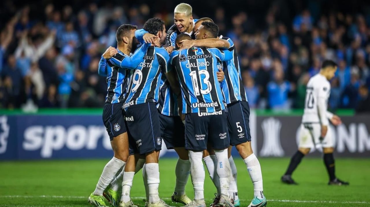 Na volta aos gramados, Grêmio goleia The Strongest e segue com chances na Libertadores
