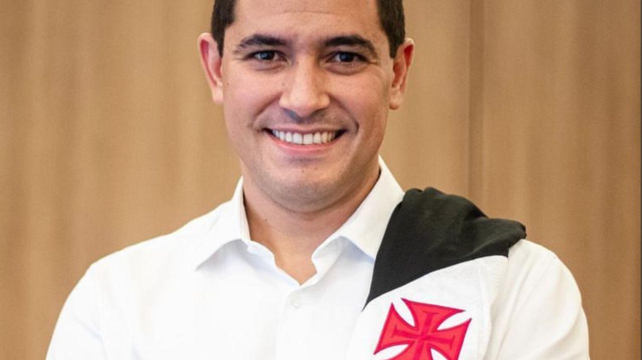 Pedro Martins, diretor do Vasco, é apresentado e comenta sobre Coutinho