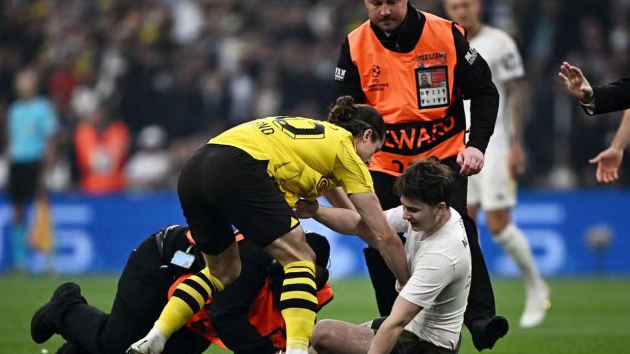 Invasões de campo interrompem Final da Champions League