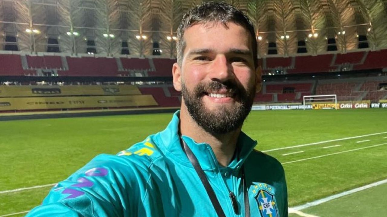 Em entrevista coletiva, Alisson fala sobre carreira e colegas de equipe