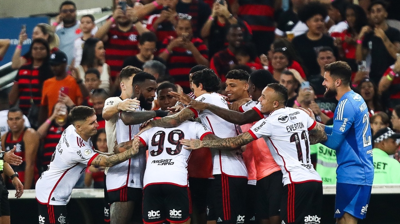 Flamengo derrota Vasco em goleada no Maracanã