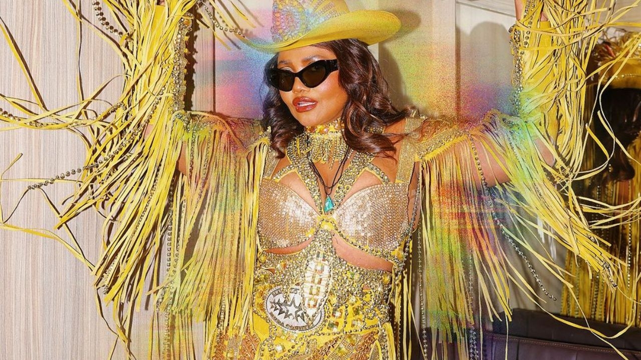 Artistas desfilam com looks vibrantes na parada LGBTQIA+