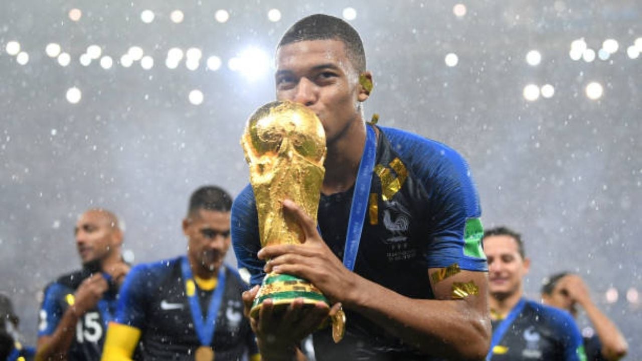 Mbappé realiza sonho de infância e assina com o Real Madrid