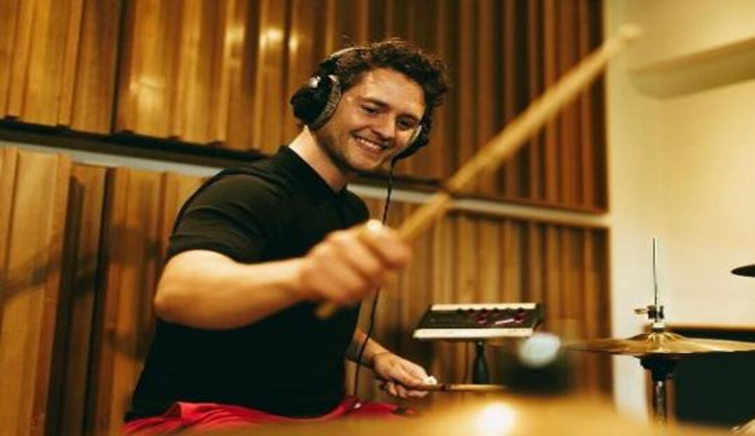 Christopher Uckermann pede que prefeitura de Sobral não associe RBD à campanha de vacinação