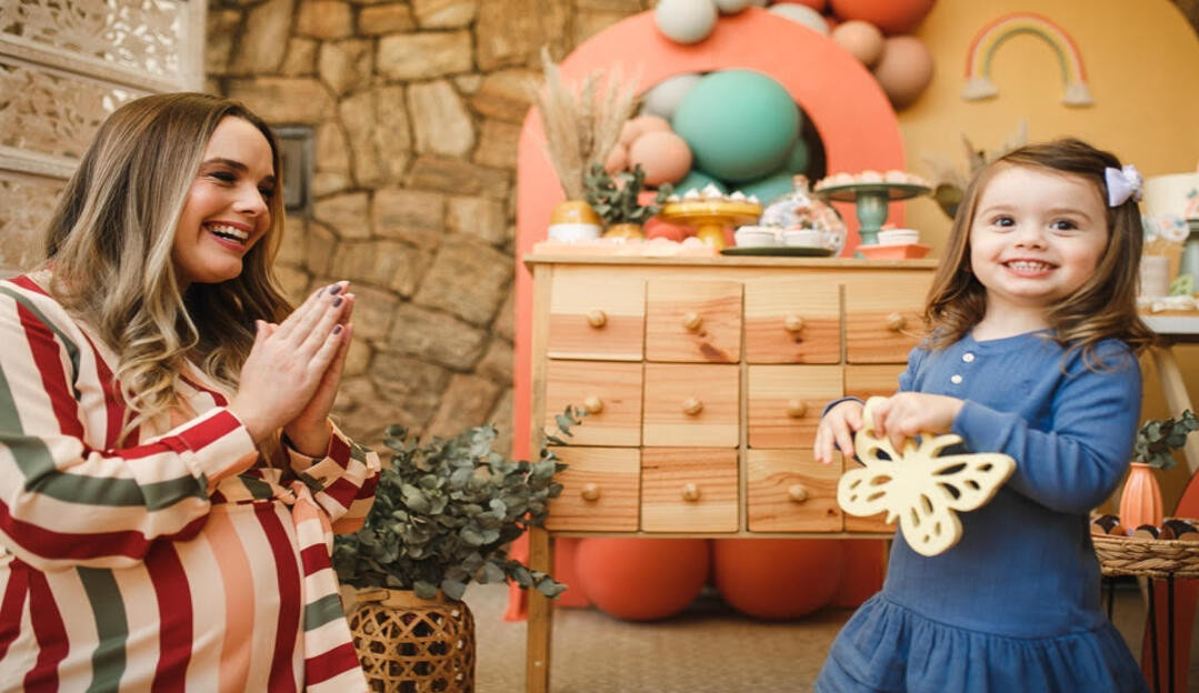 Exclusivo: Cantora sertaneja Thaeme realiza Chá de Bebê beneficente