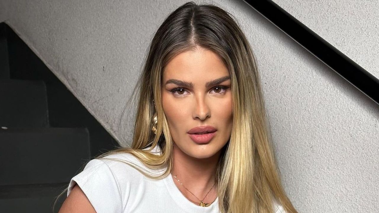 Yasmin Brunet encanta em fotos ao exibir elegância em vestido branco