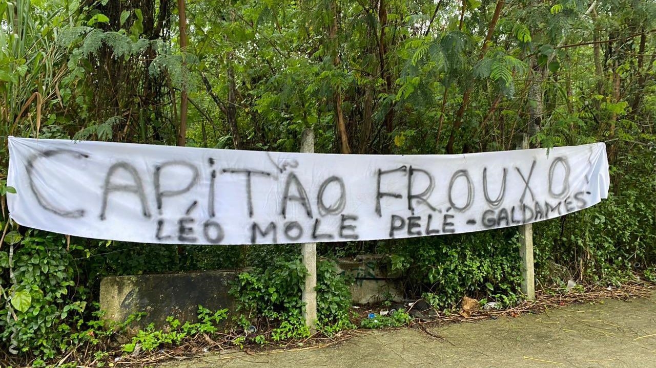 Torcedores do Vasco protestam antes do treino da equipe