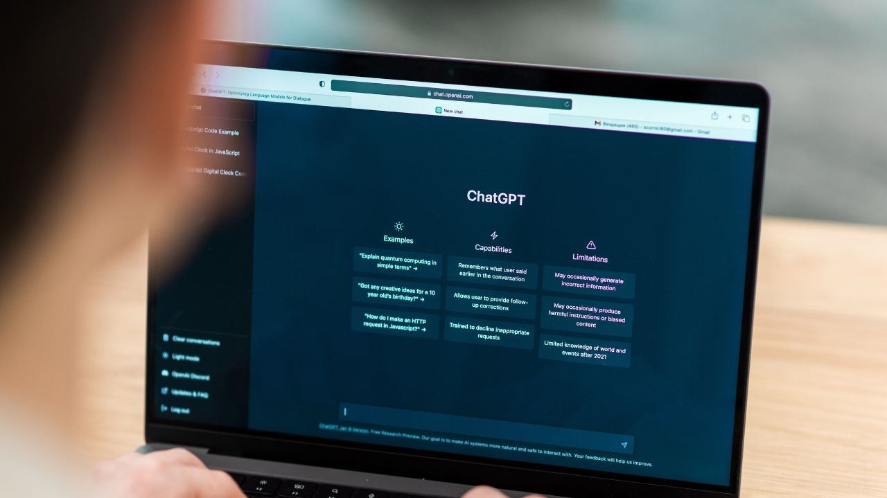 Serviço restabelecido: ChatGPT retorna após breve interrupção na terça-feira
