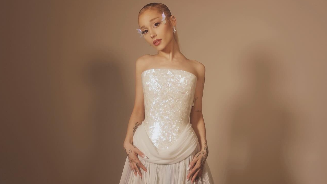 Ariana Grande lança clipe de “The Boy is Mine” com participação de Penn Badgley