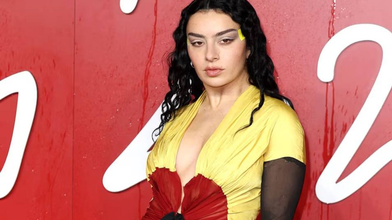 Charli XCX lança novo disco com 15 faixas inéditas