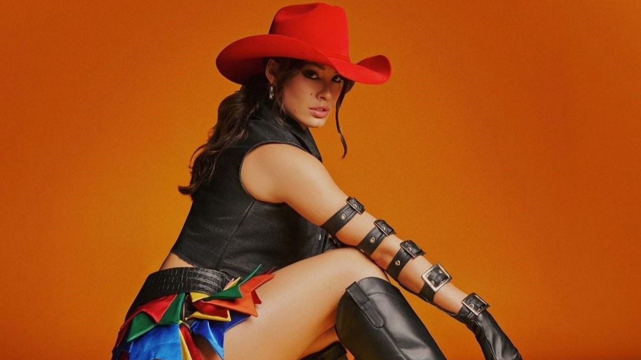 Beatriz Reis combina elementos em look de festa junina