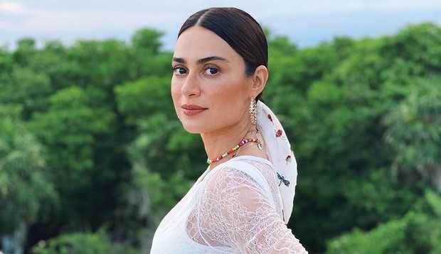 Thaila Ayala exibe barrigão em viagem ao México