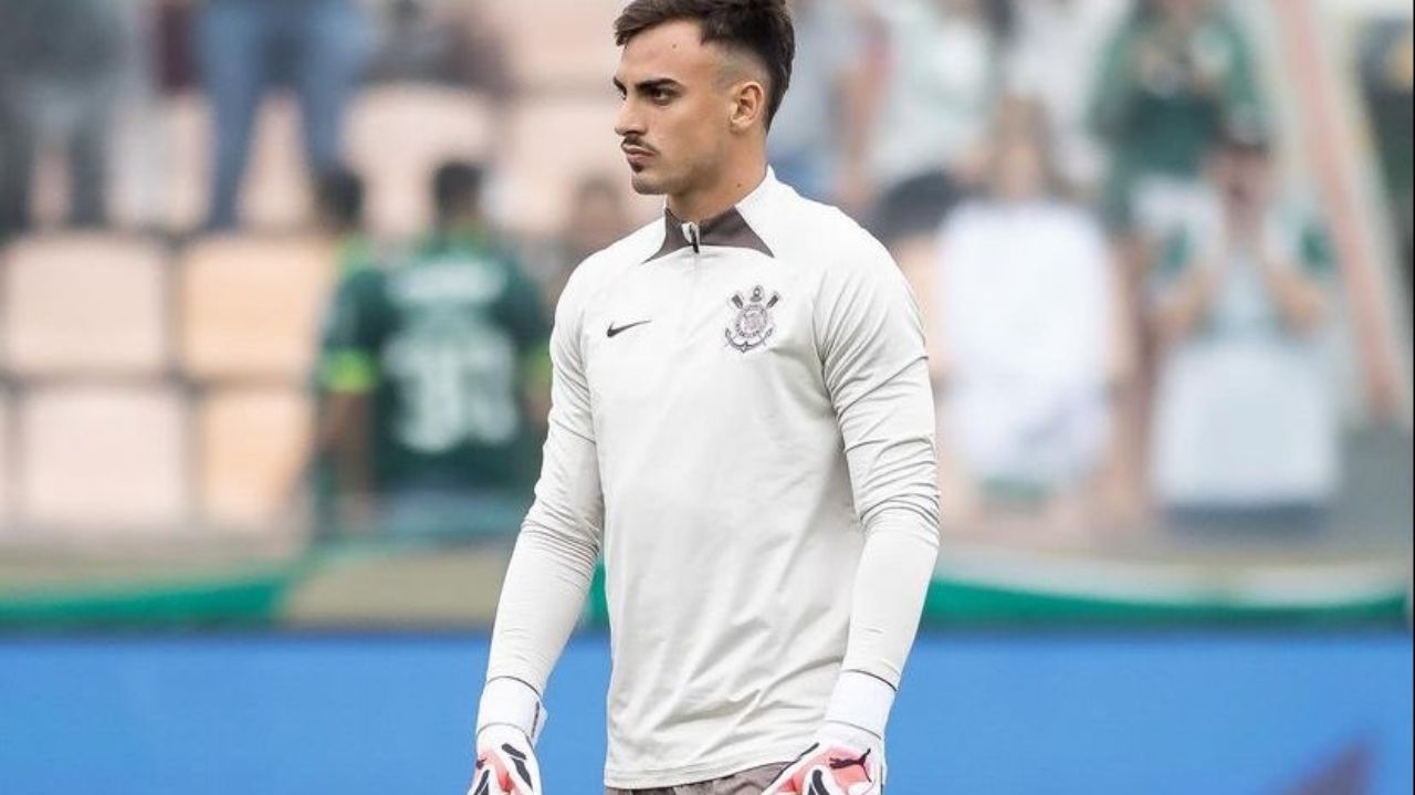 Corinthians assegura futuro com Matheus Donelli em meio a especulações sobre saída do goleiro titular