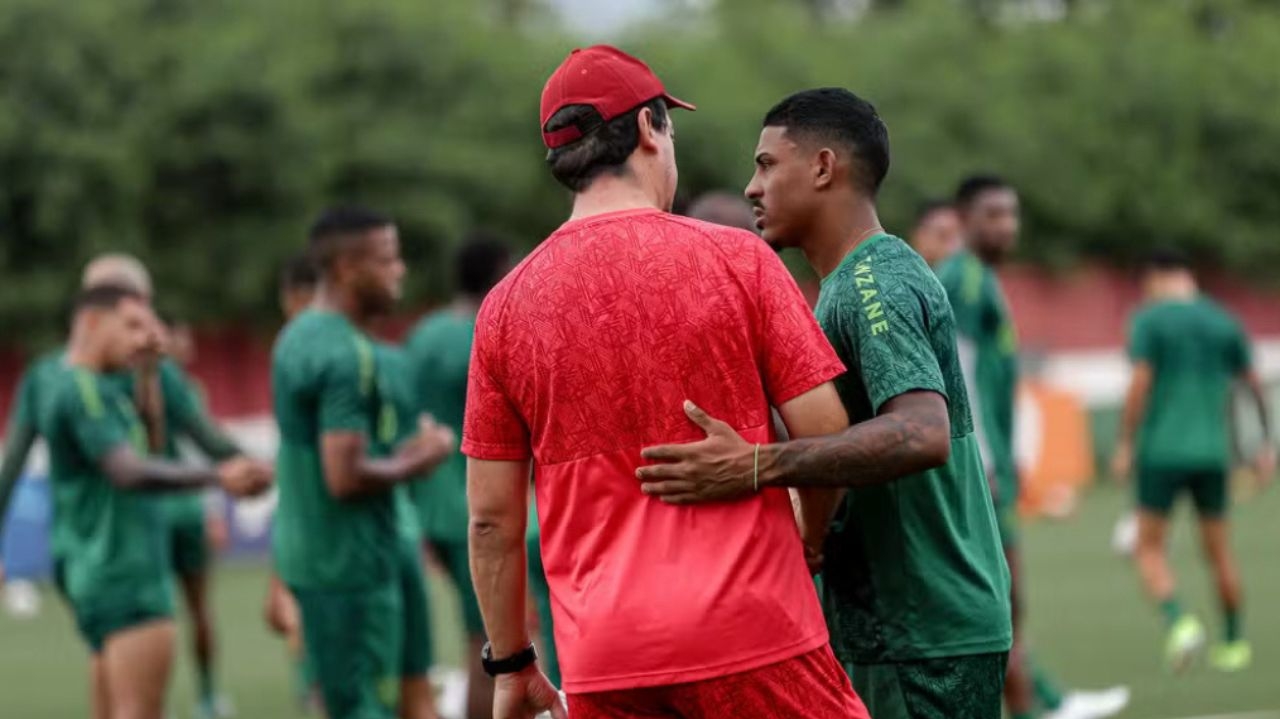 Diniz e John Kennedy são vistos em restaurante durante conversa de três horas