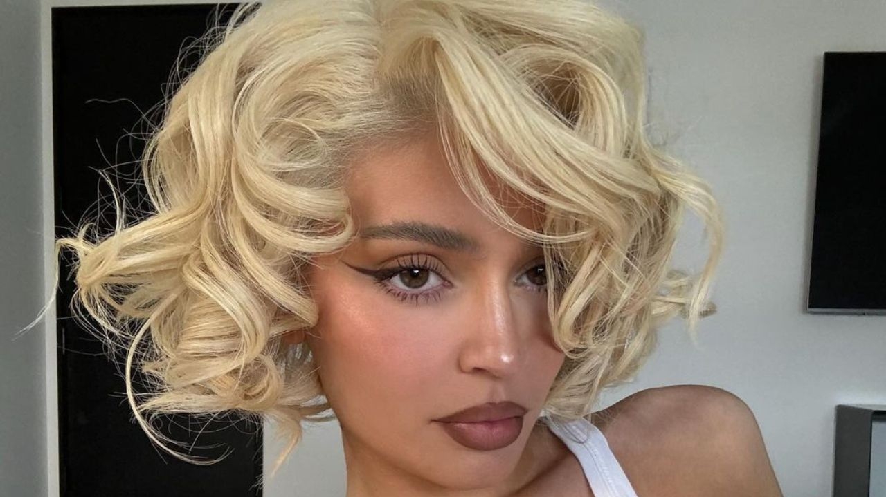 Kylie Jenner surge com cabelos diferentes e provoca os fãs