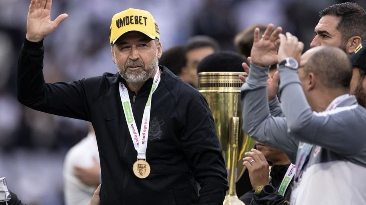 Augusto Mello nega proposta por Carlos Miguel, mas afirma busca por novos goleiros