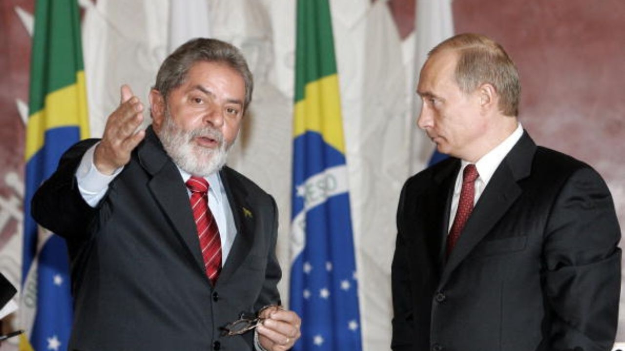 Presidente Lula recebe ligação de Putin para discutir temas globais