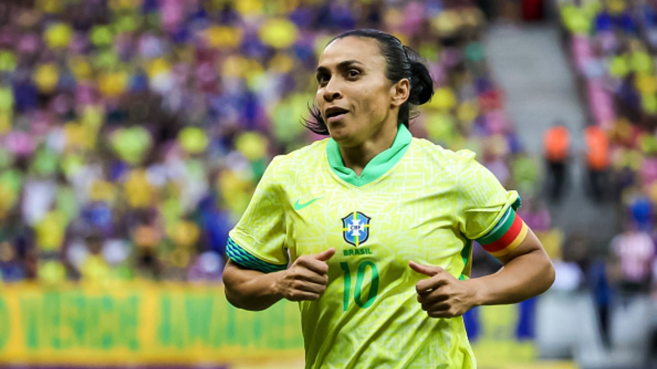 Marta assiste treino da seleção masculina em Orlando e elogia Vini Jr