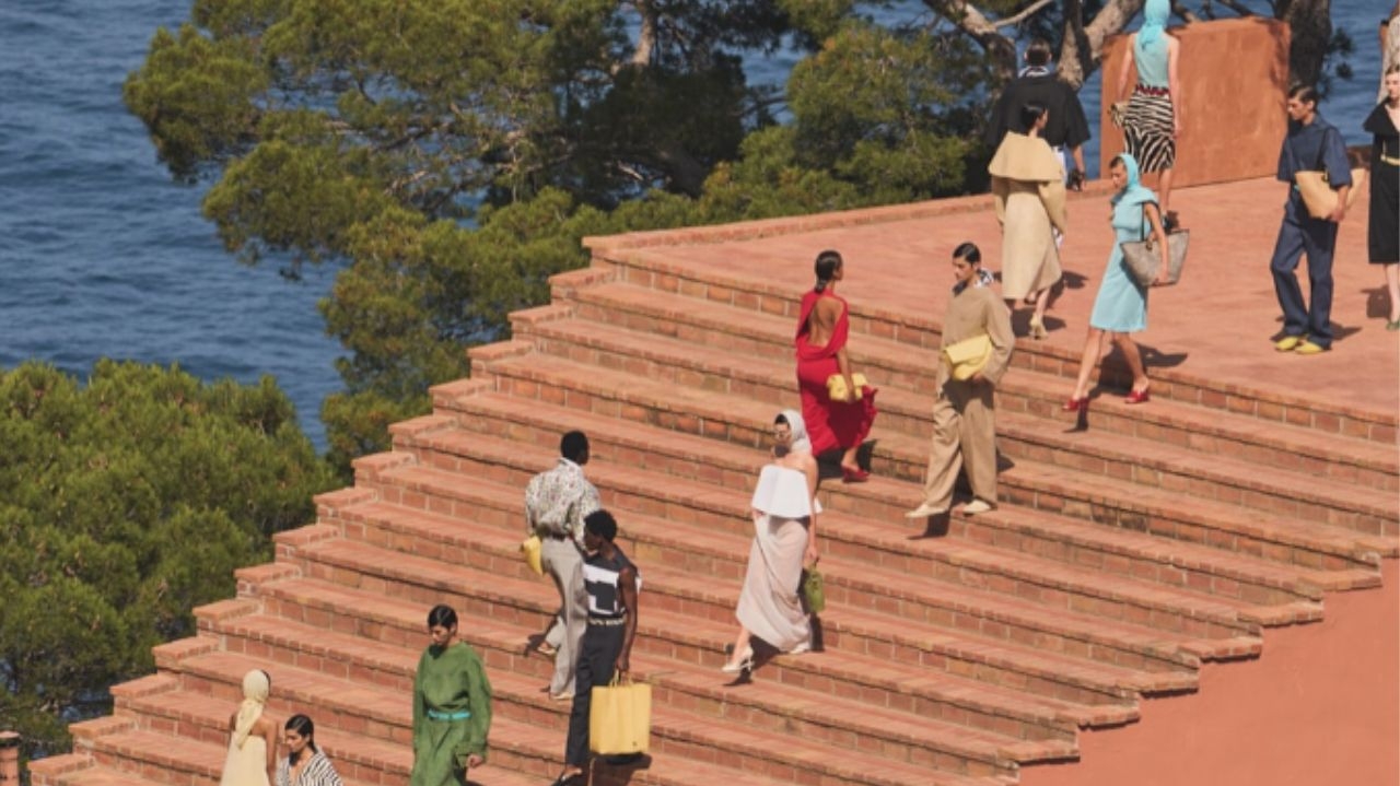 Jacquemus aposta em beleza minimalista para seu desfile de comemoração
