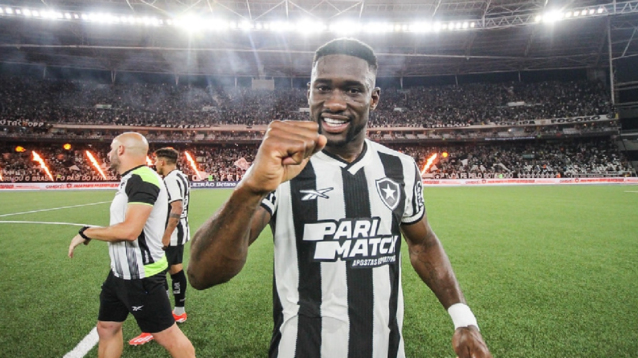 Botafogo quebra tabu histórico em clássico vovô e assume a liderança do Brasileirão