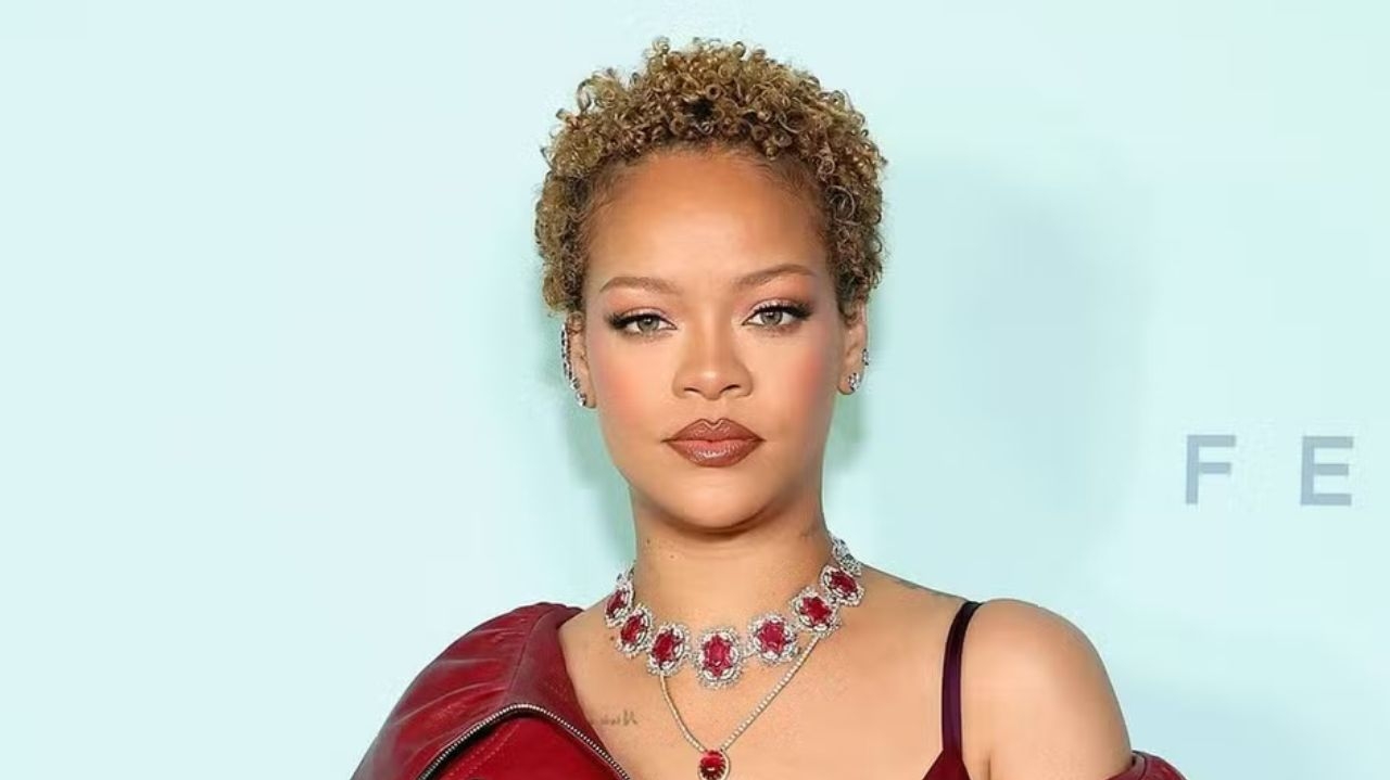 Rihanna revela cabelo natural em evento de sua marca na Califórnia