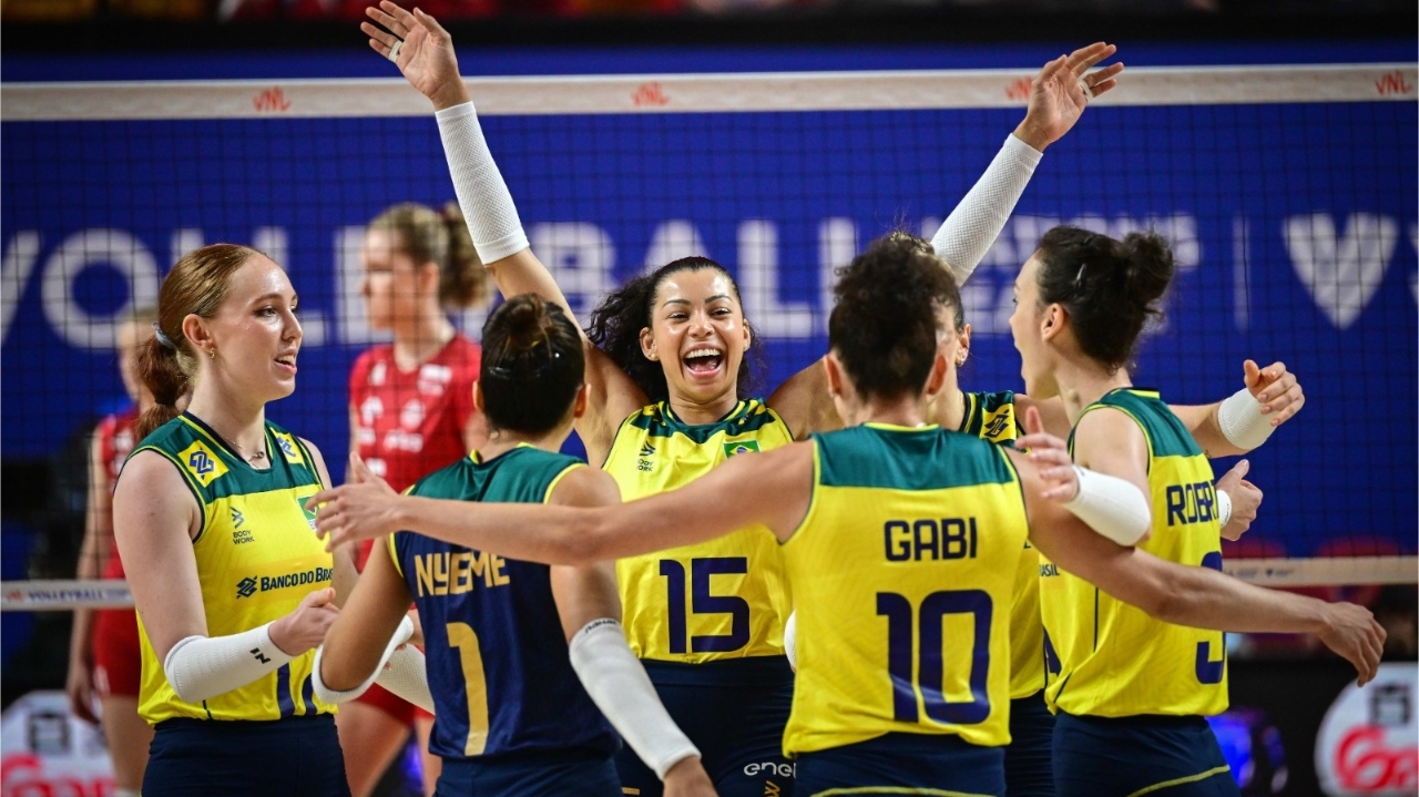 Brasil vence Polônia em duelo de invictas