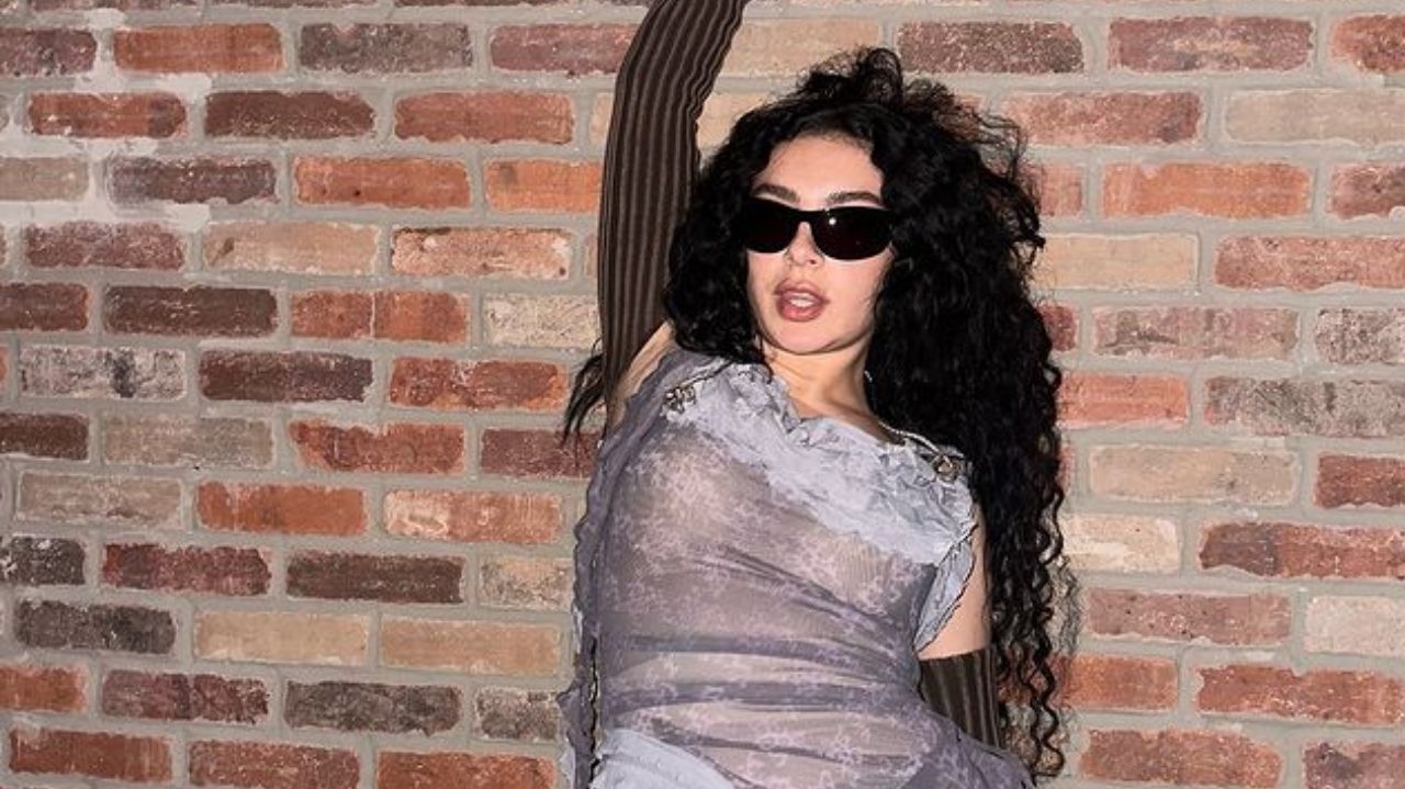 Charli XCX reúne fãs para show o show de “Brat” em Nova York
