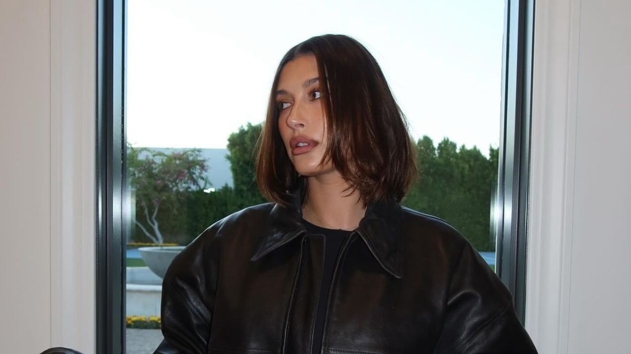 Hailey Bieber concede entrevista sobre o lançamento do seu novo blush