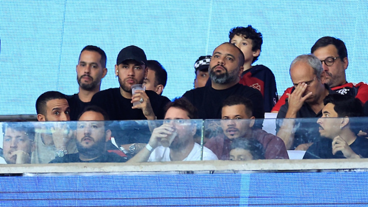 Neymar diz que torce para o Flamengo após assistir jogo no Maracanã