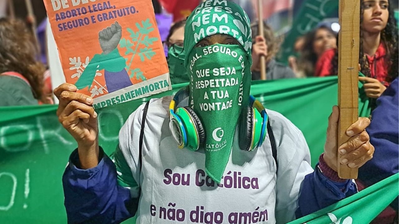 Manifestantes vão à rua contra o PL 1904/24