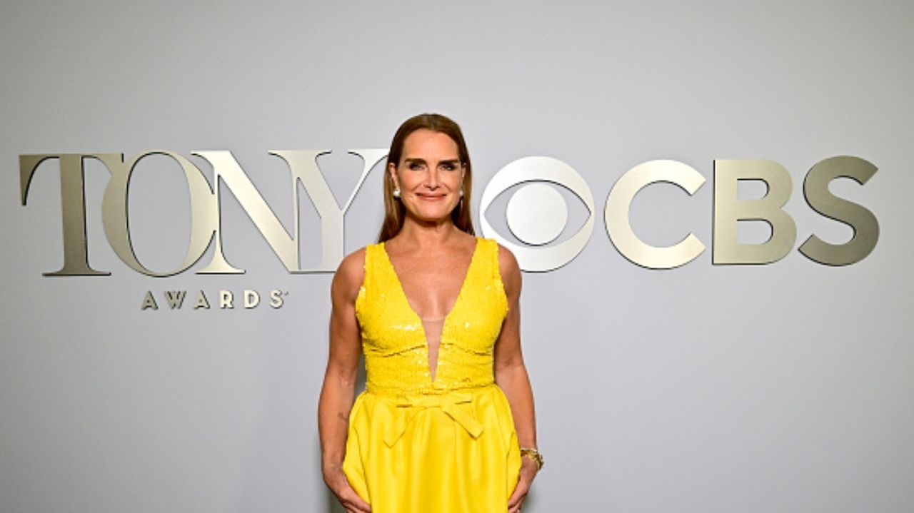 Brooke Shields atrai olhares com sapato estilo Crocs no Tony Awards