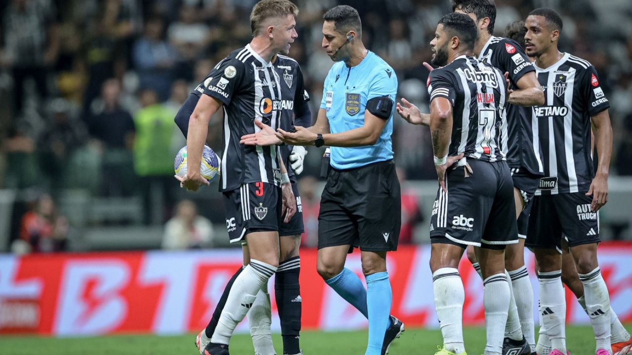 Com dois amarelos, Hulk é expulso do jogo contra o Palmeiras e faz desabafo