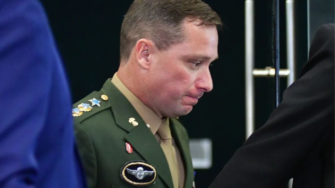 Mauro Cid presta depoimento por mais de 2 horas na Polícia Federal