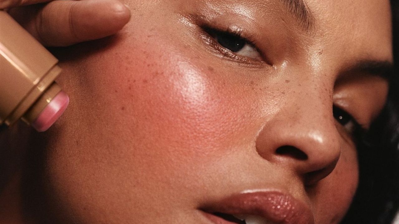 Blush em bastão: entenda a funcionalidade e leveza deste item