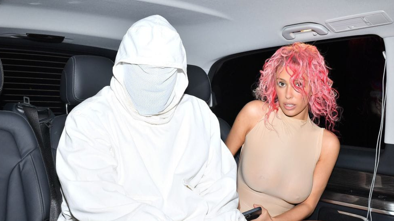 Kanye West e sua esposa fazem aparição em desfile com looks diferentões