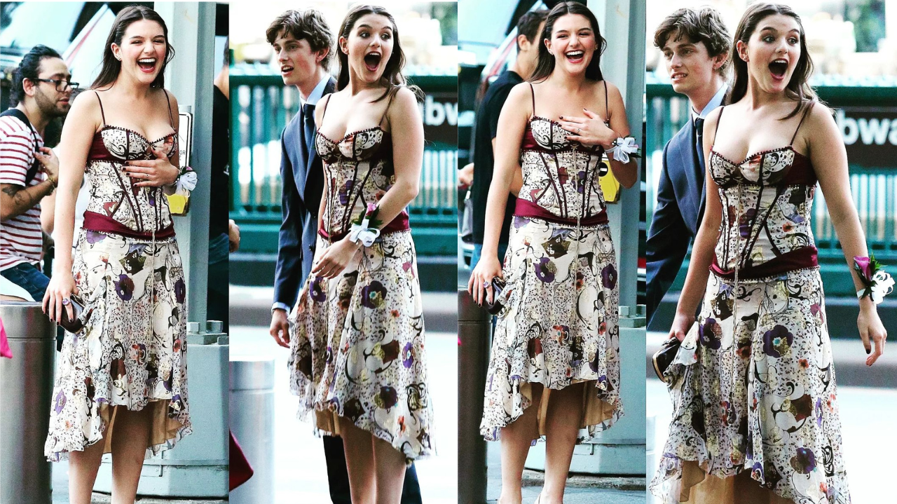 Suri Cruise usa vestido estampado de flores em sua formatura