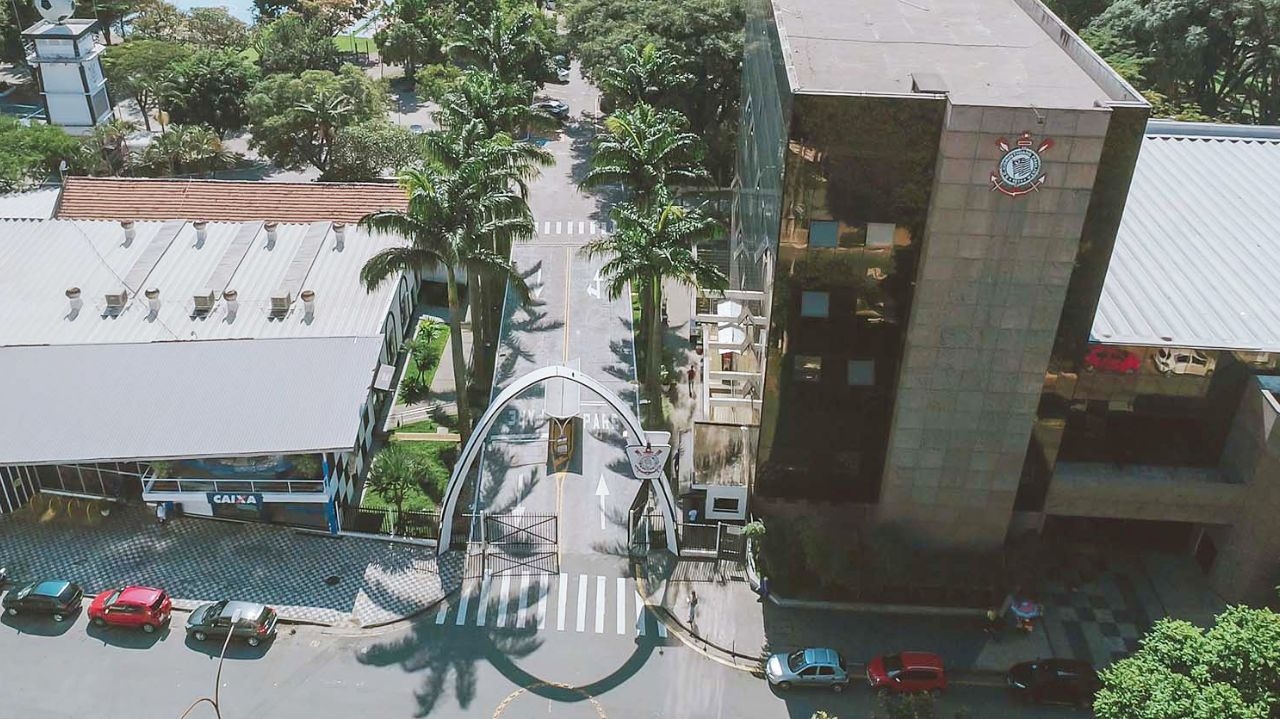 Torcedores invadem sede social do Corinthians e cobram mudanças