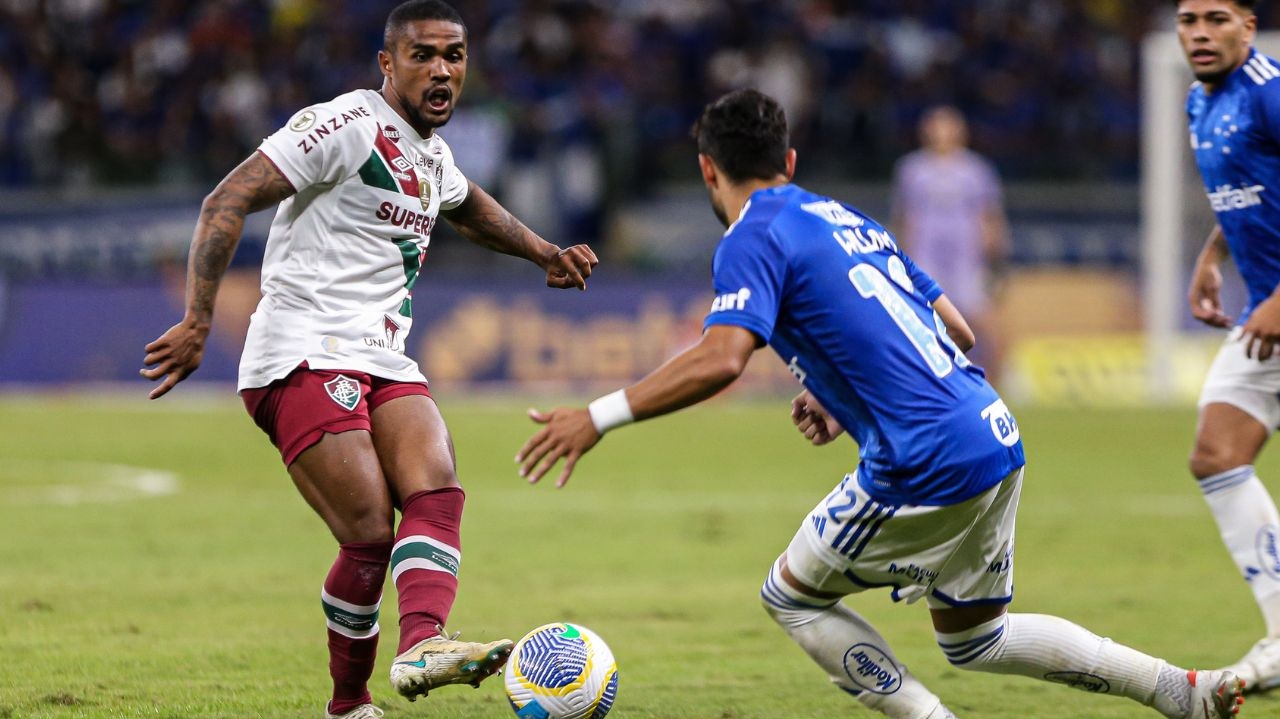 Crise no Fluminense: torcedores picham muros e pedem demissão de Diniz