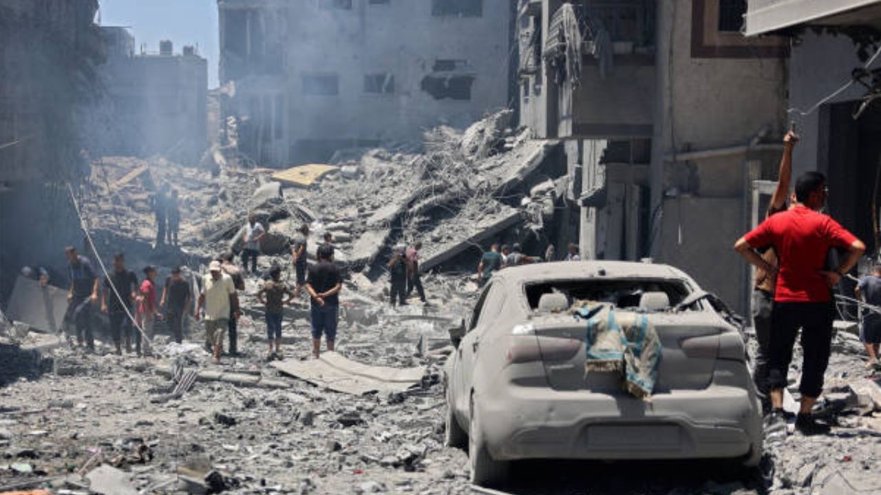 Bombardeios em campos de refugiados deixam 64 mortos na Faixa de Gaza