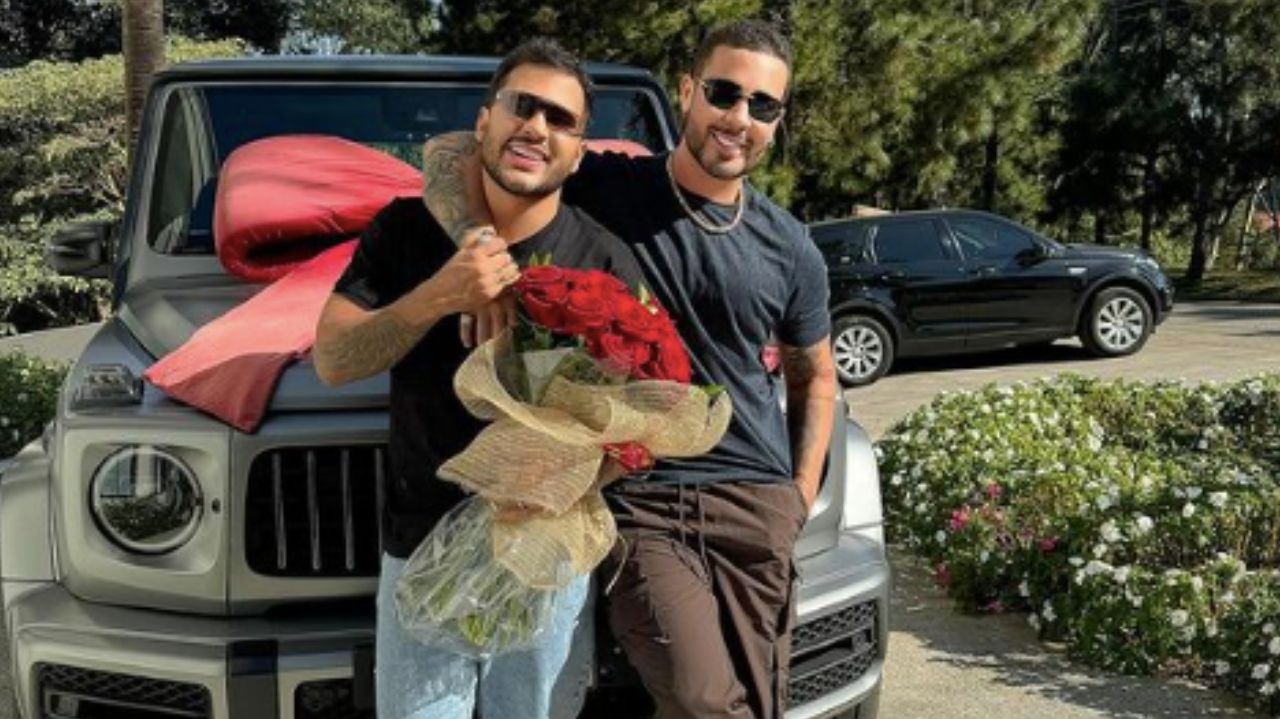 Carlinhos Maia surpreende marido com carro de luxo avaliado em 2 milhões