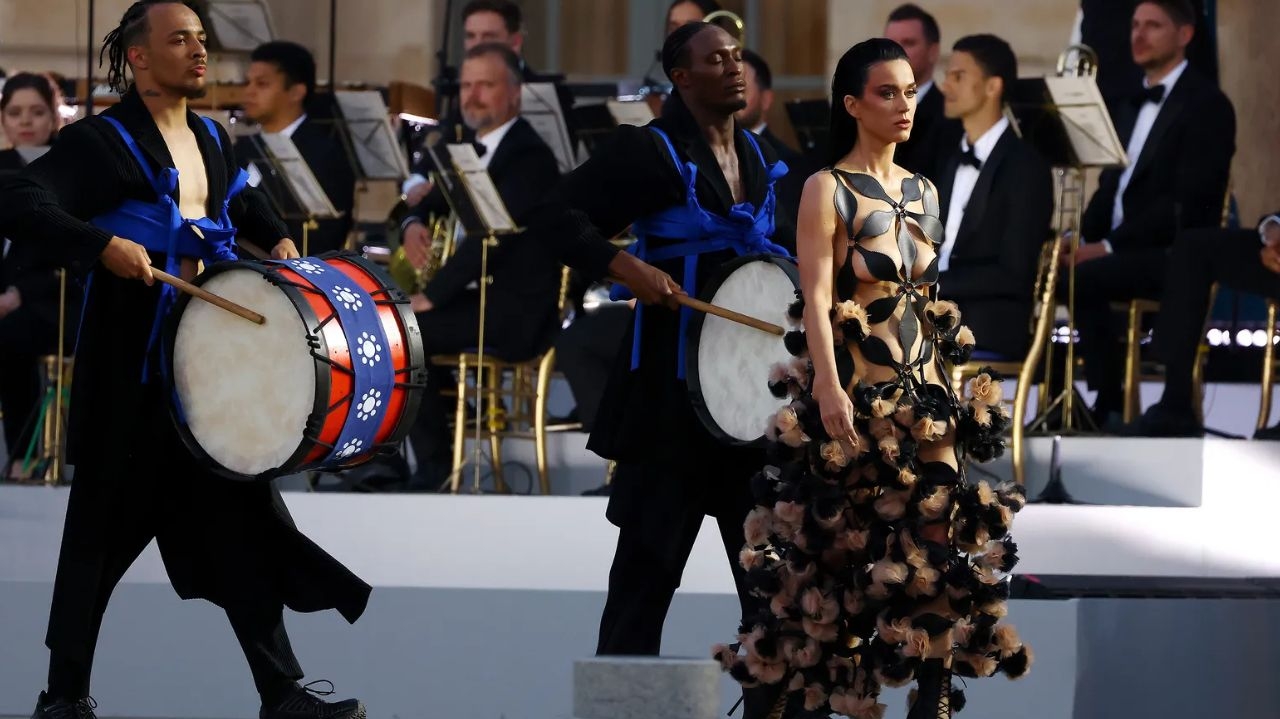 Katy Perry aparece de surpresa no Vogue Word 2024 e chama atenção com vestido inusitado